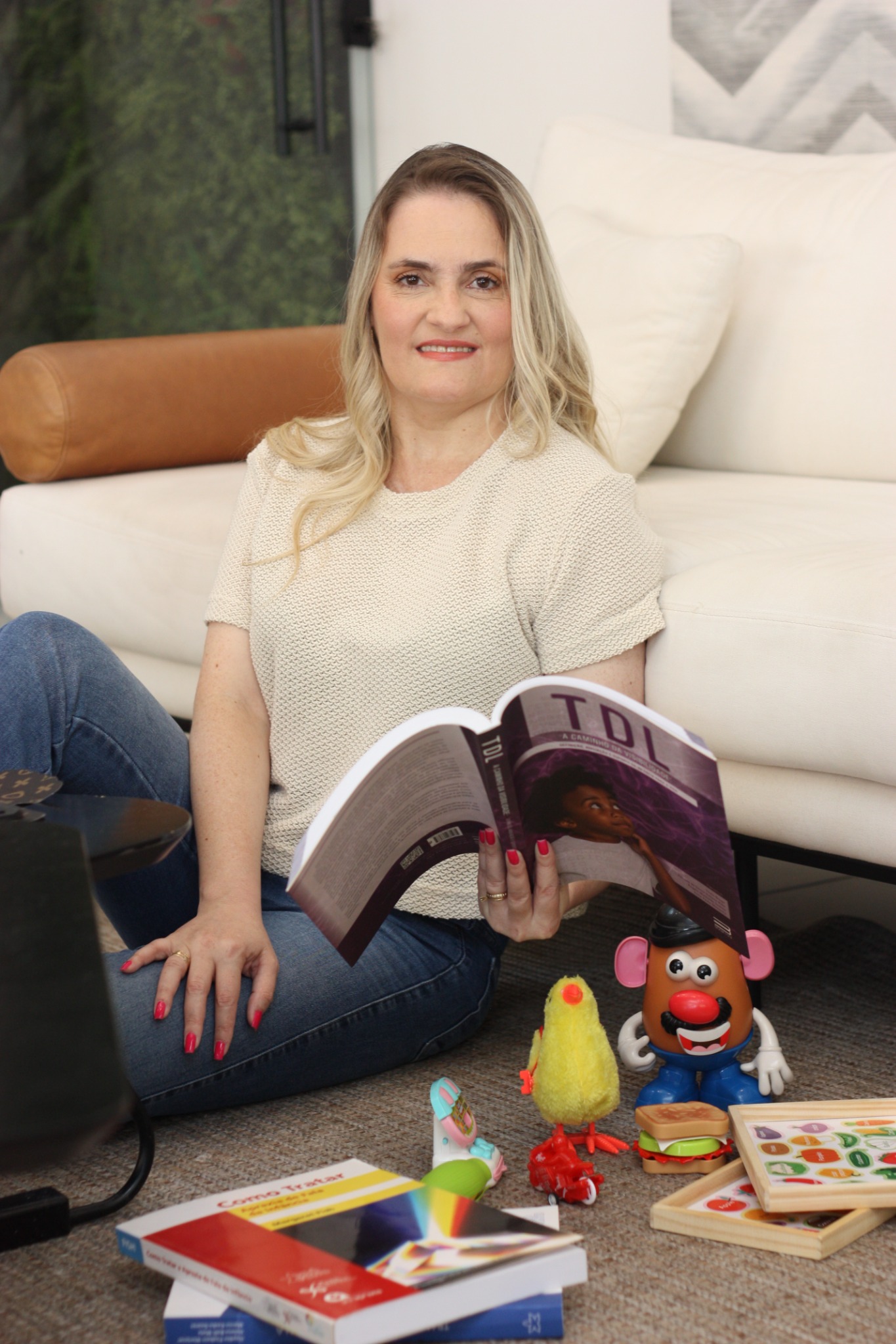 Fabíola Leite com materiais de fonoaudiologia